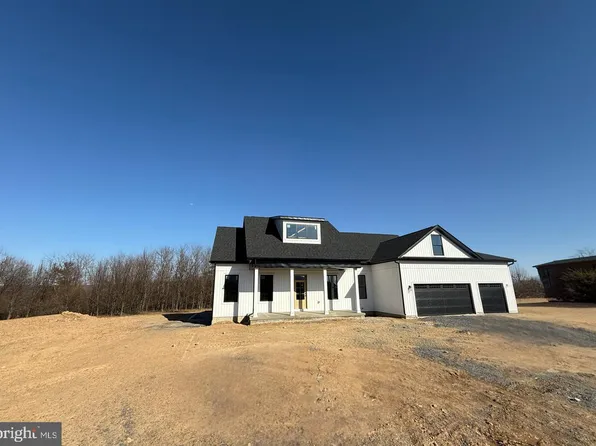 8 Timber Ridge Rd, Berkeley Springs, WV 25411