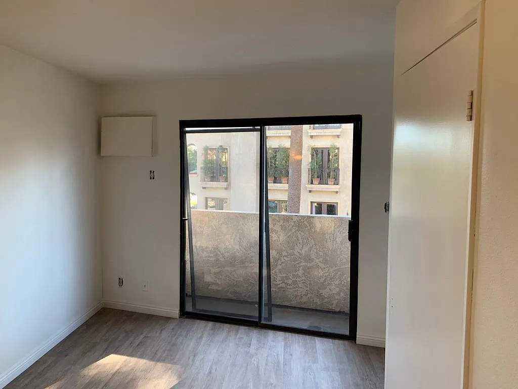 Studio, 400 sqft, $1,698 — Photo 3