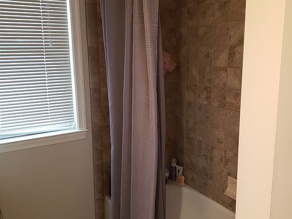5th image of 830 Clifton Ave #B