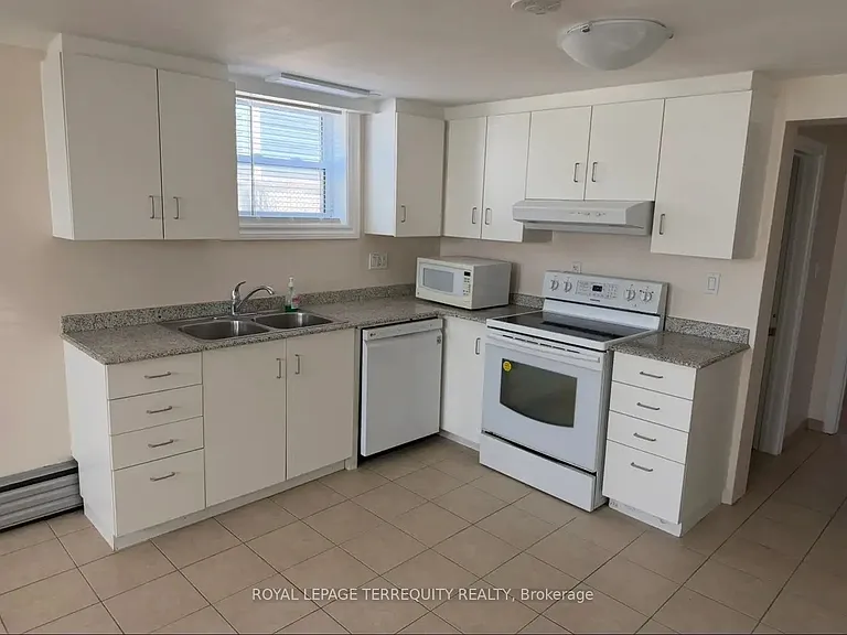 1564 The Queensway — Photo 6