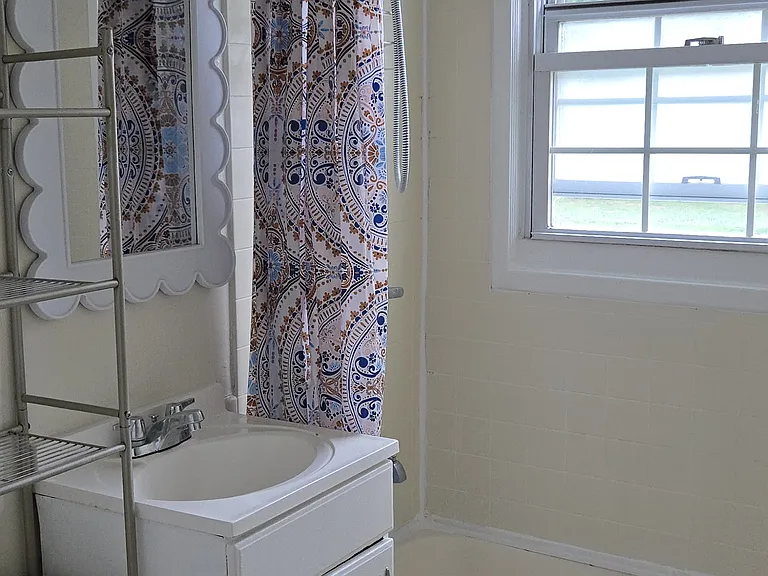 1568 Memorial Ave #1B — Photo 3