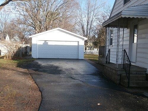 2nd image of 910 W Stewart St