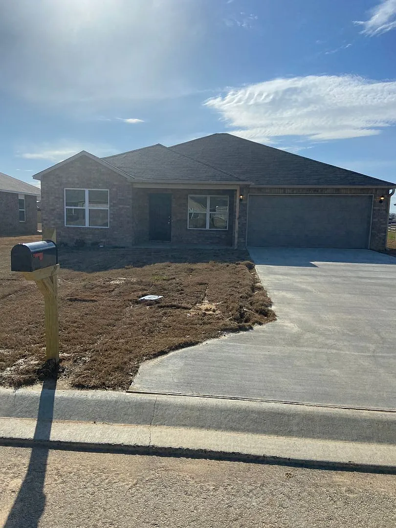 Coming Soon Pre-Lease Today! | Spacious 4-Bed, 2-Bath Bridlewood Home | Available 11/8 — Photo 3