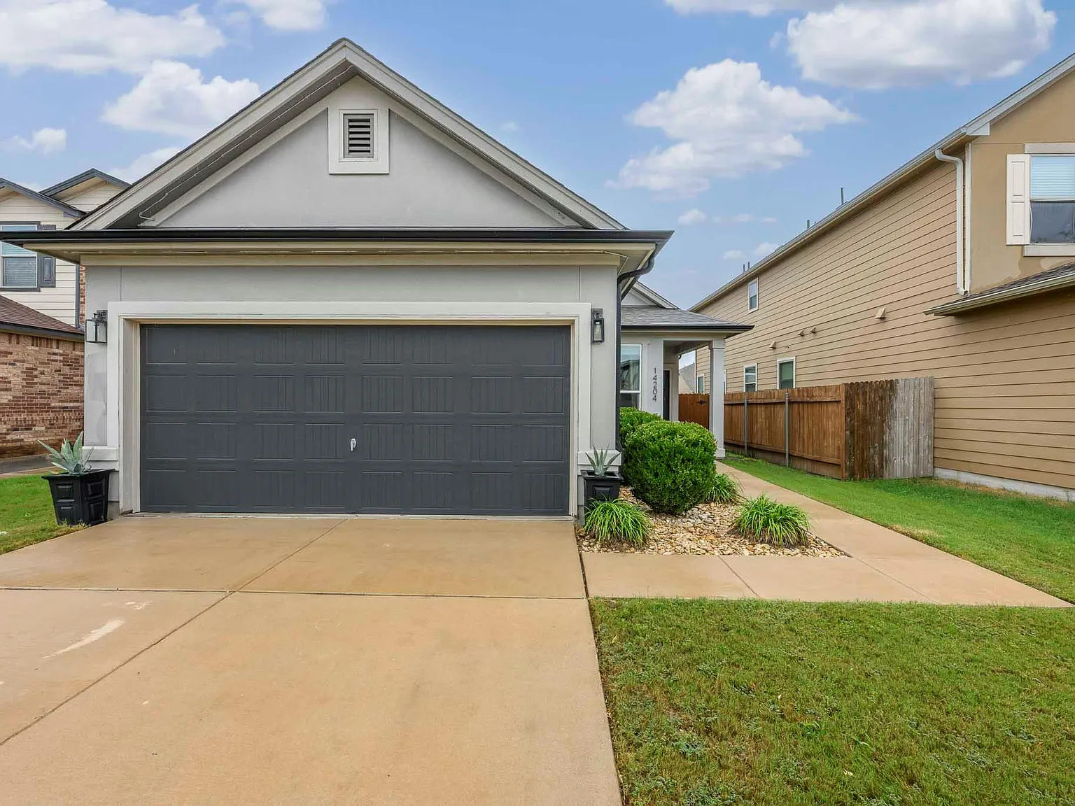 3 bed, 2.0 bath, 1352 sqft, $1,750 — Photo 1