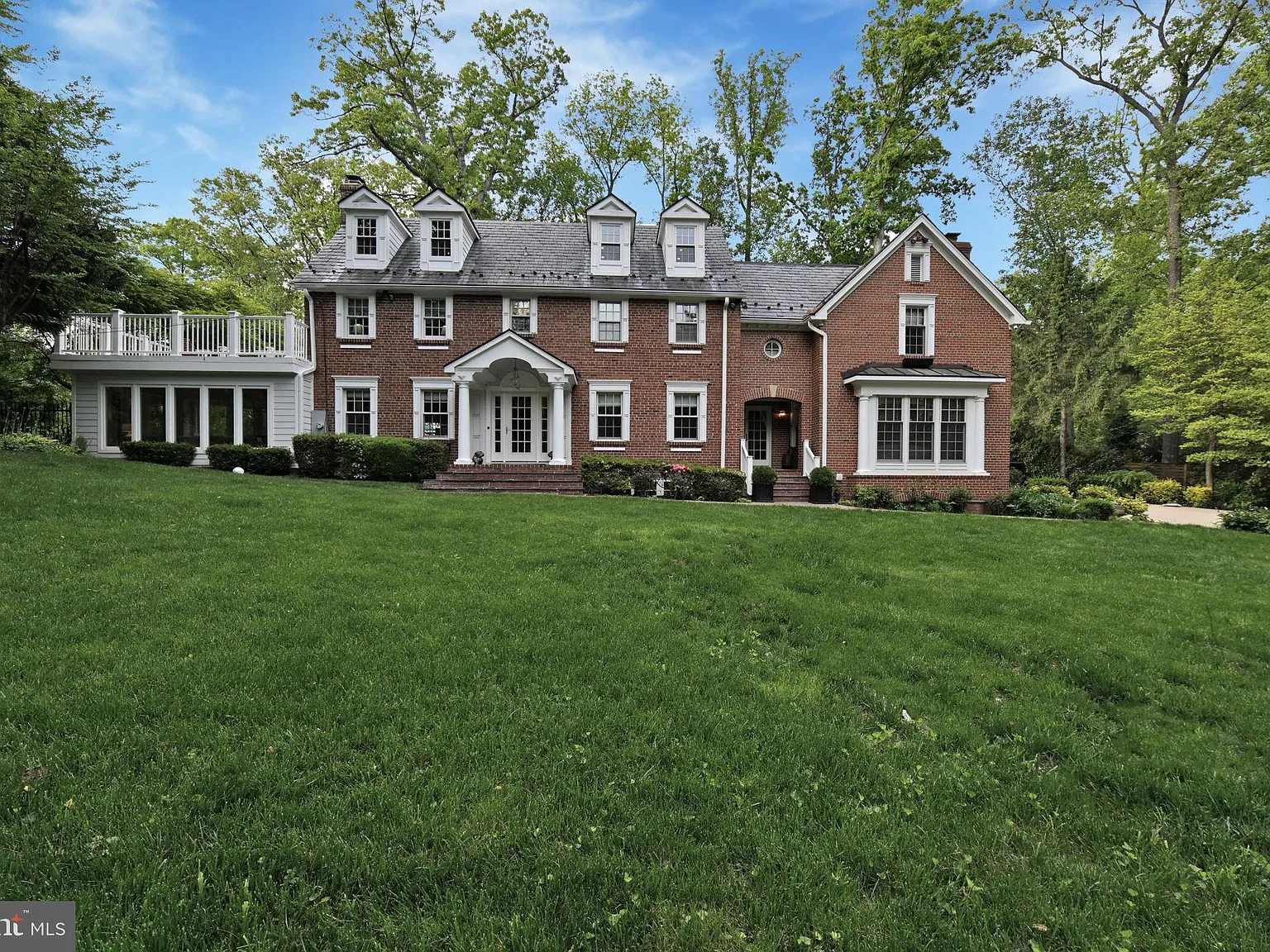 7 bed, 7.0 bath, 6034 sqft, $14,800 — Photo 2