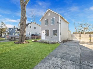 204 Oak St, Patchogue, NY 11772