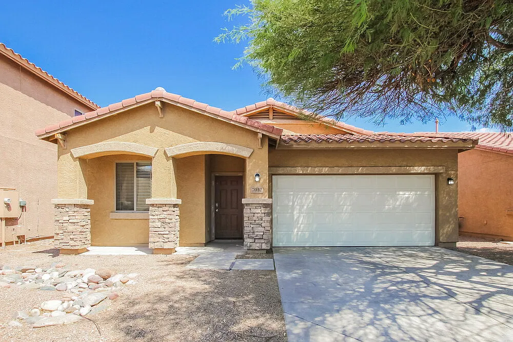 4 bed, 2.0 bath, 1915 sqft, $2,900 — Photo 1
