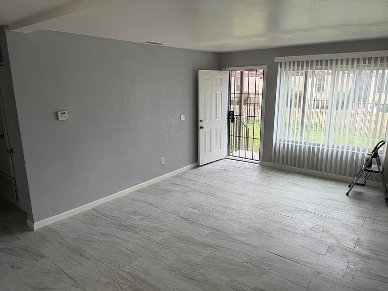 2255 E Sunrise Ln #B — Photo 27