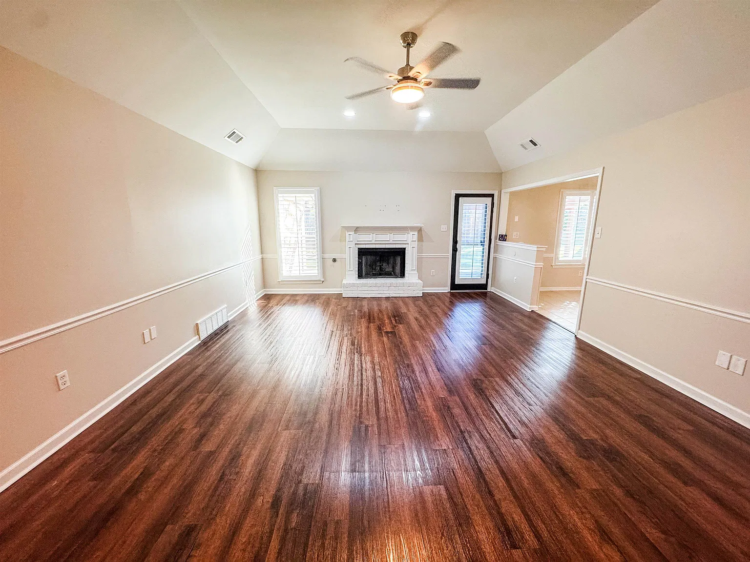 3 bed, 2.0 bath, 1906 sqft, $2,500 — Photo 2