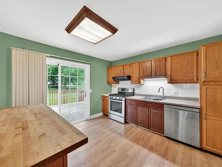 76 Maureen Dr — Photo 10