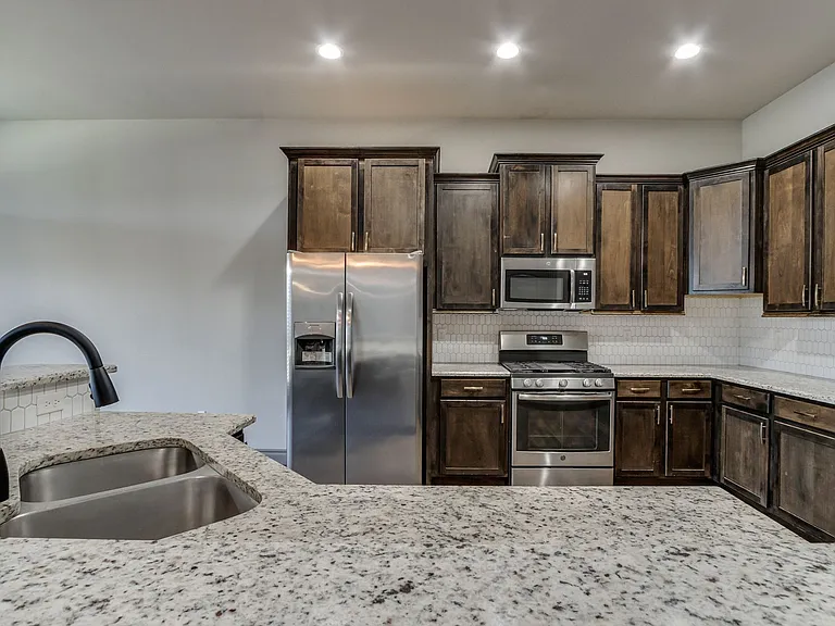 6133 Oxnard St — Photo 16