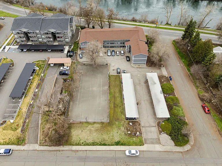 River Court Apartments - Updated Units With A View! — Photo 4