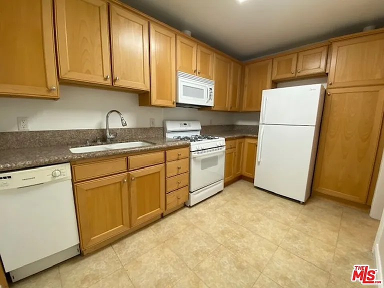 1044 N Sweetzer Ave #1/2 — Photo 4