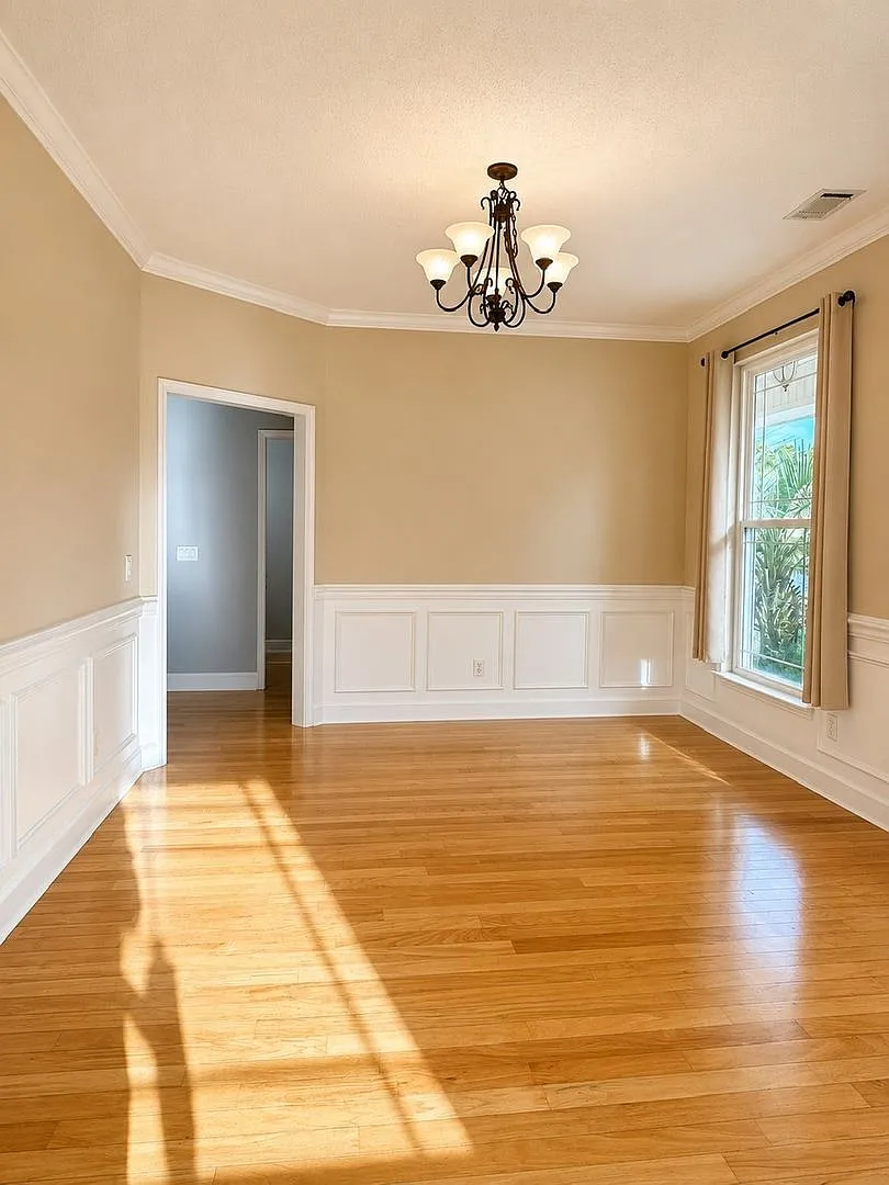 Spacious 5 Bed/3.5 Bathroom Home in White Oak — Photo 3