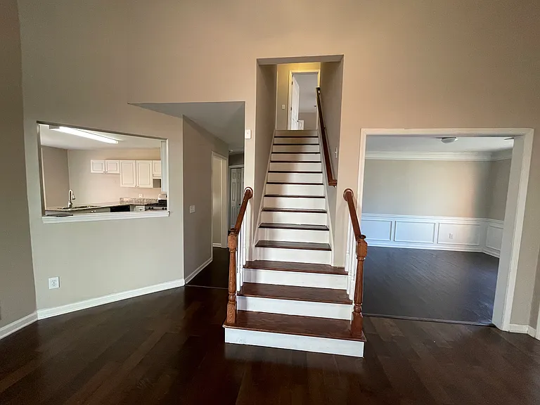 588 Parliament St — Photo 7