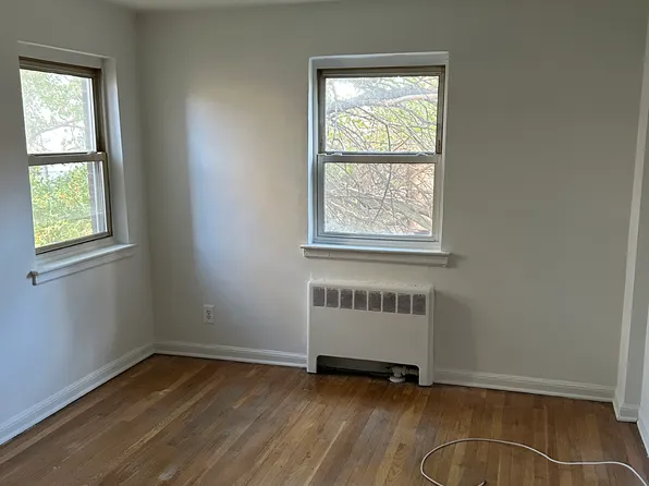 134-25 Cherry Avenue image 4 of 6