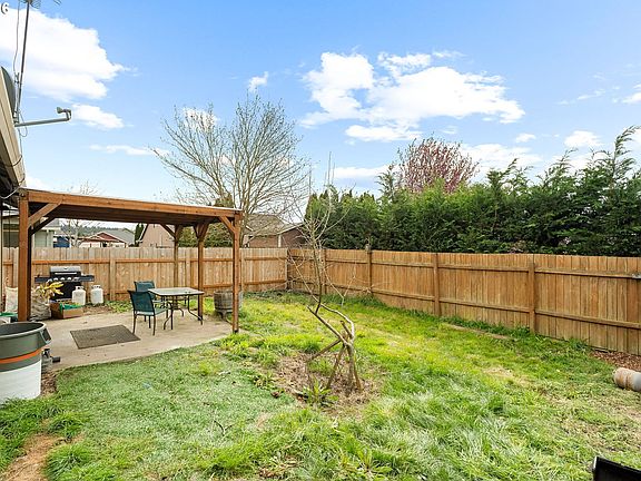 3rd image of 844 Hazel St