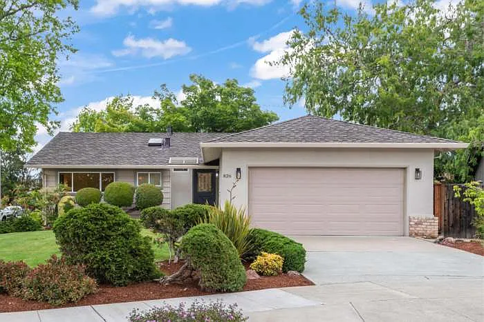 826 Fife Way — Photo 1