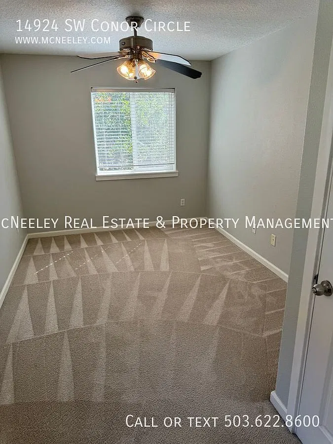 Three Bedroom End Unit Townhouse near Nike with Central A/C. — Photo 3