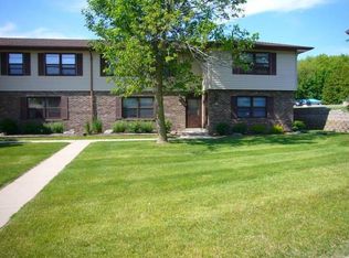 426 Manchester Ln, Hartland, WI 53029