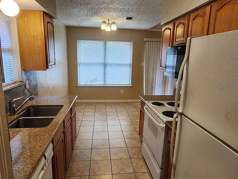 2204 Oak Hill Dr — Photo 8