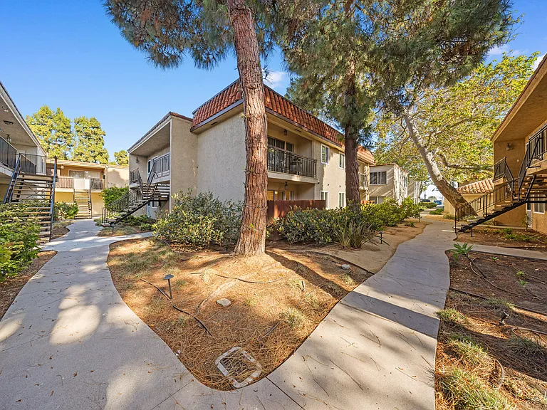 Los Patos Apartments — Photo 8