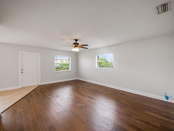 5th image of 243 Castlewood Dr APT 8