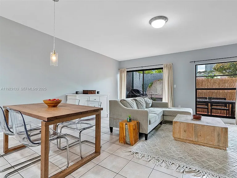 515 NE 38th St #10 — Photo 37