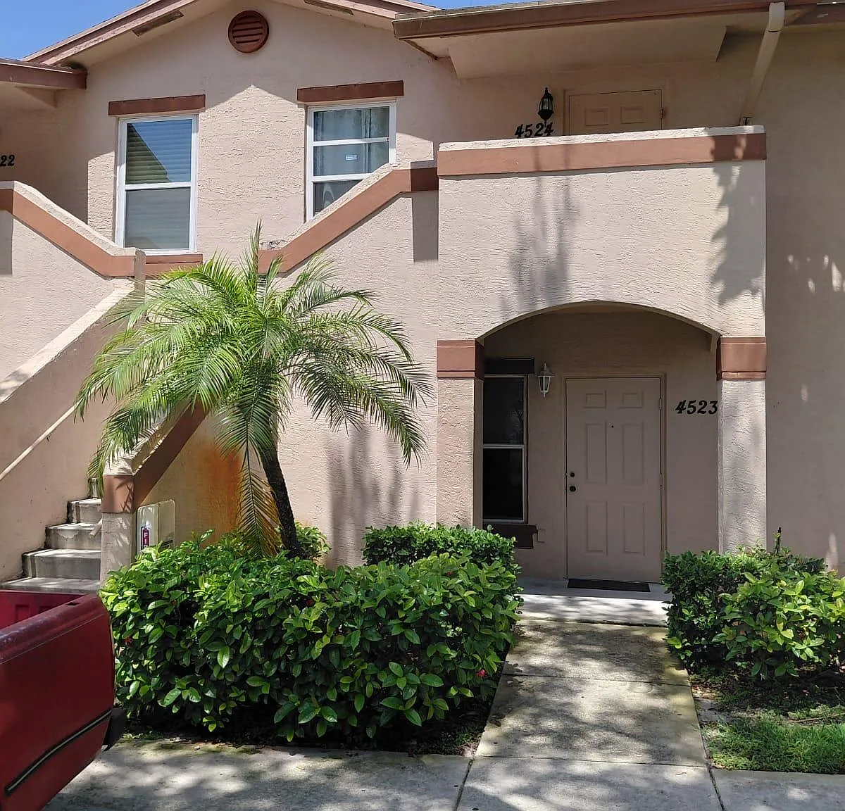 3 bed, 2.0 bath, 1080 sqft, $2,100 — Photo 1