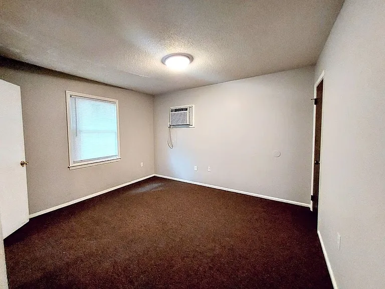 2103 S Main St — Photo 7