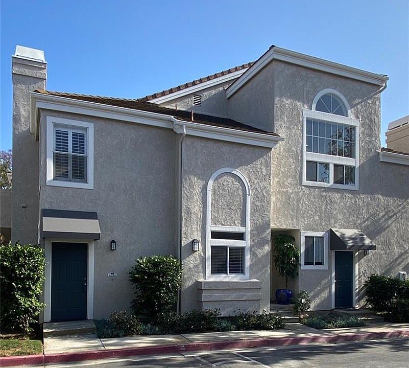 Lower-level condo with easy access in a quite neighborhood.