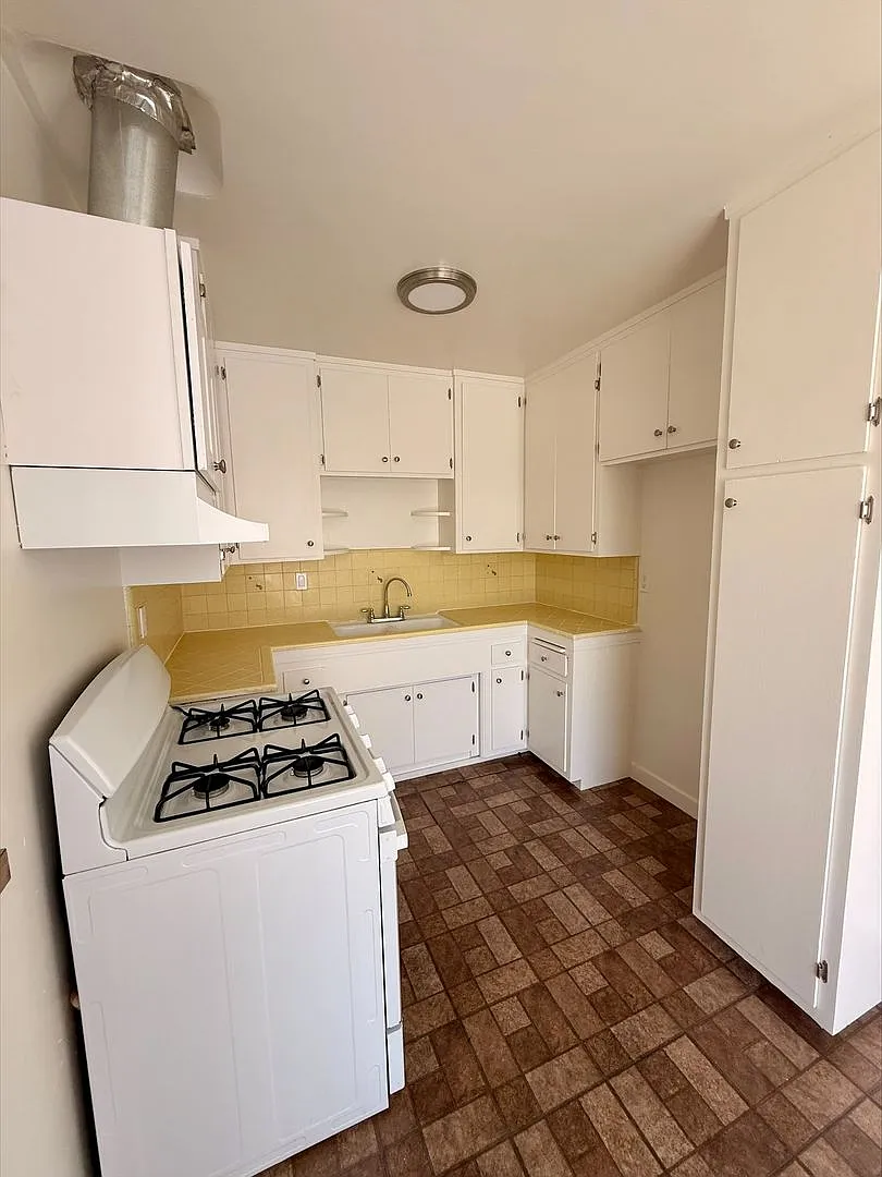 139 & 143 N. Mariposa Ave. — Photo 4