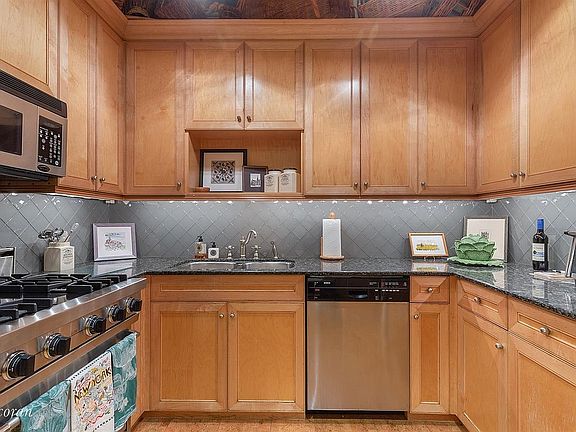 3rd image of 12 E 64th St #2/3A