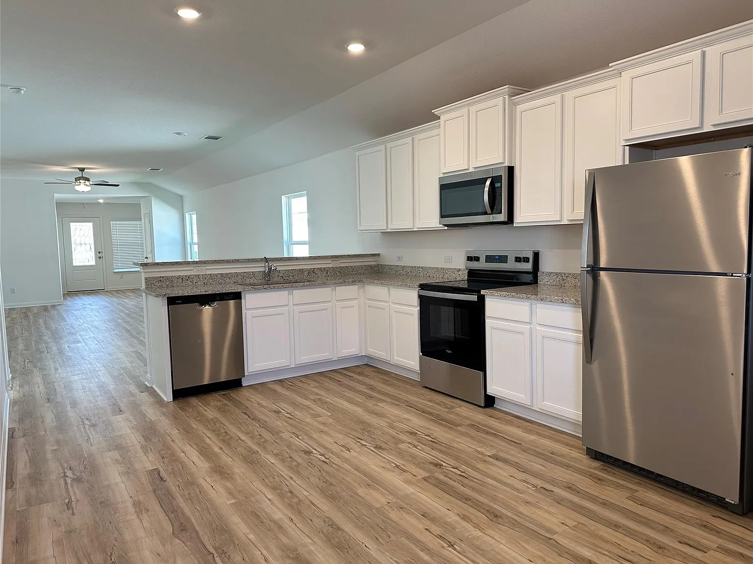 3 bed, 2.0 bath, 1580 sqft, $2,305 — Photo 3
