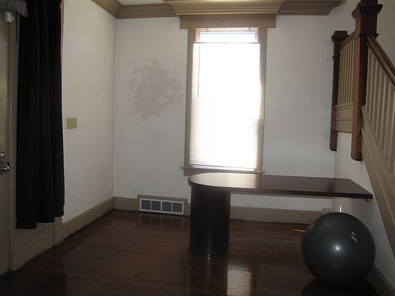 3rd image of 926 E Gum St