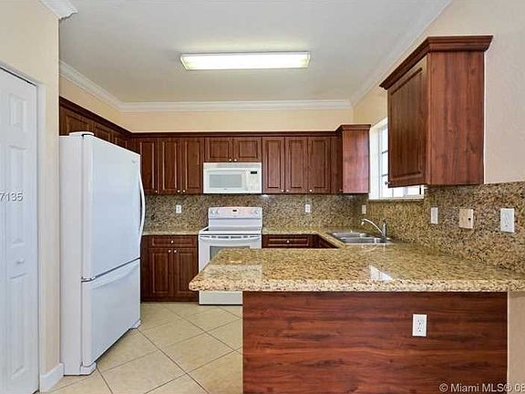 5th image of 2615 NE 4th St Unit 105