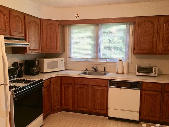 Clean eat-in kitchen