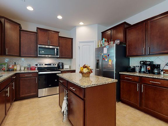 5th image of 307 Dando St