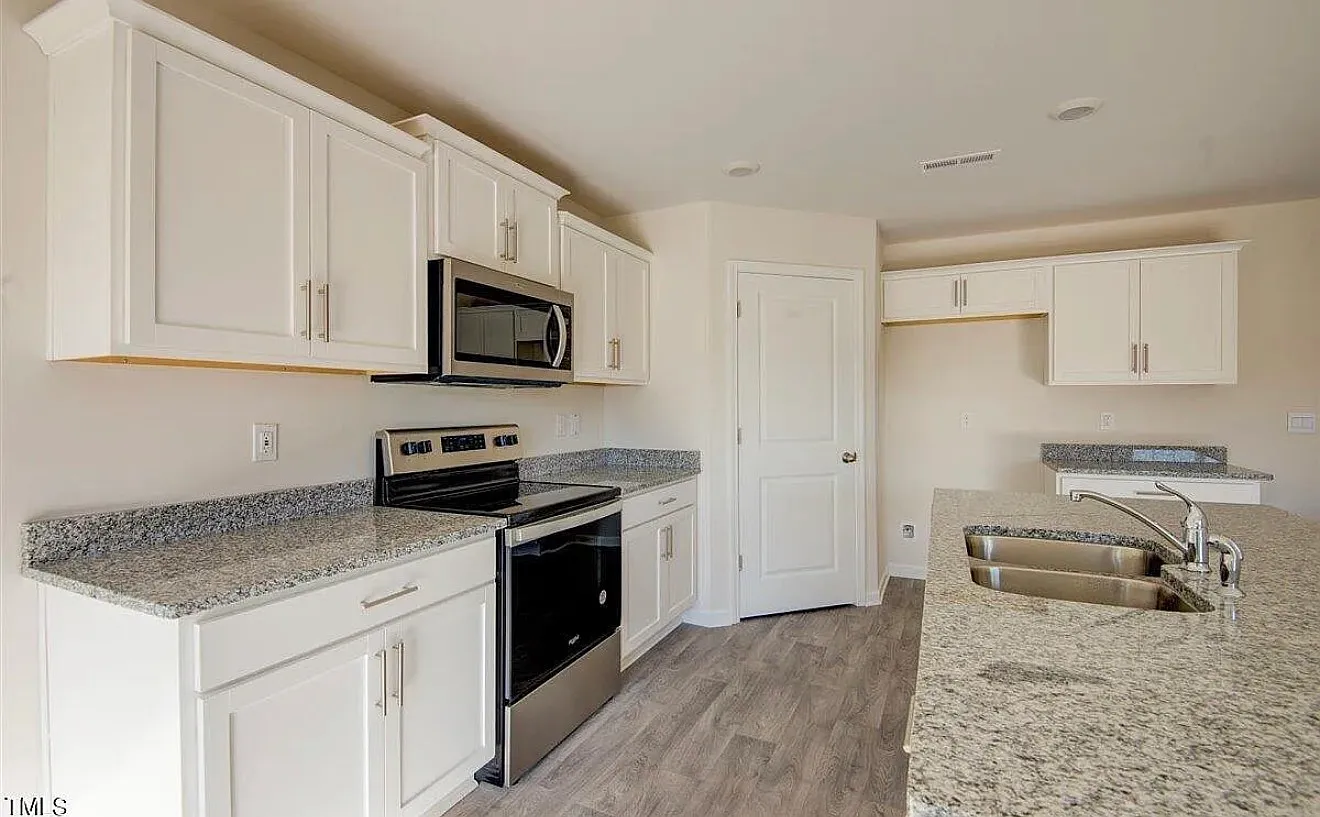 5 bed, 2511 sqft, $2,800 — Photo 3