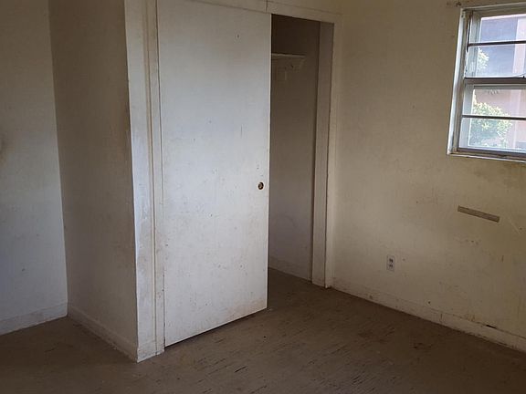4th image of 1012 W Yucca Ave