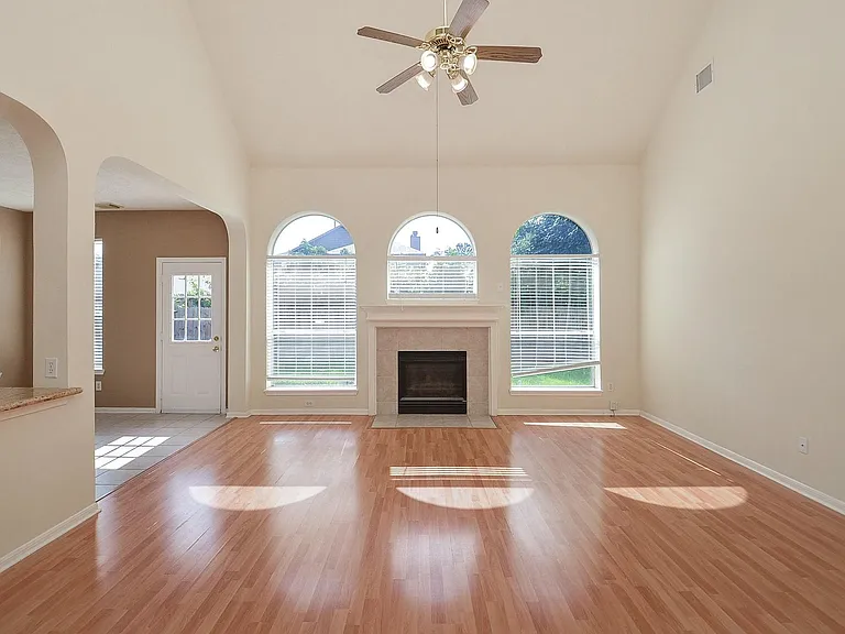 2715 Sunnycreek Ln — Photo 3