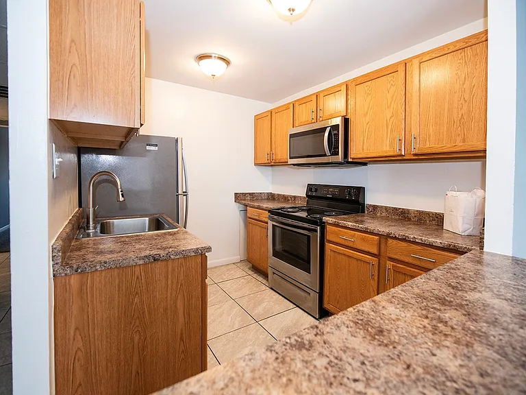 Creswood Apartments- Come home to Convenience! — Photo 22