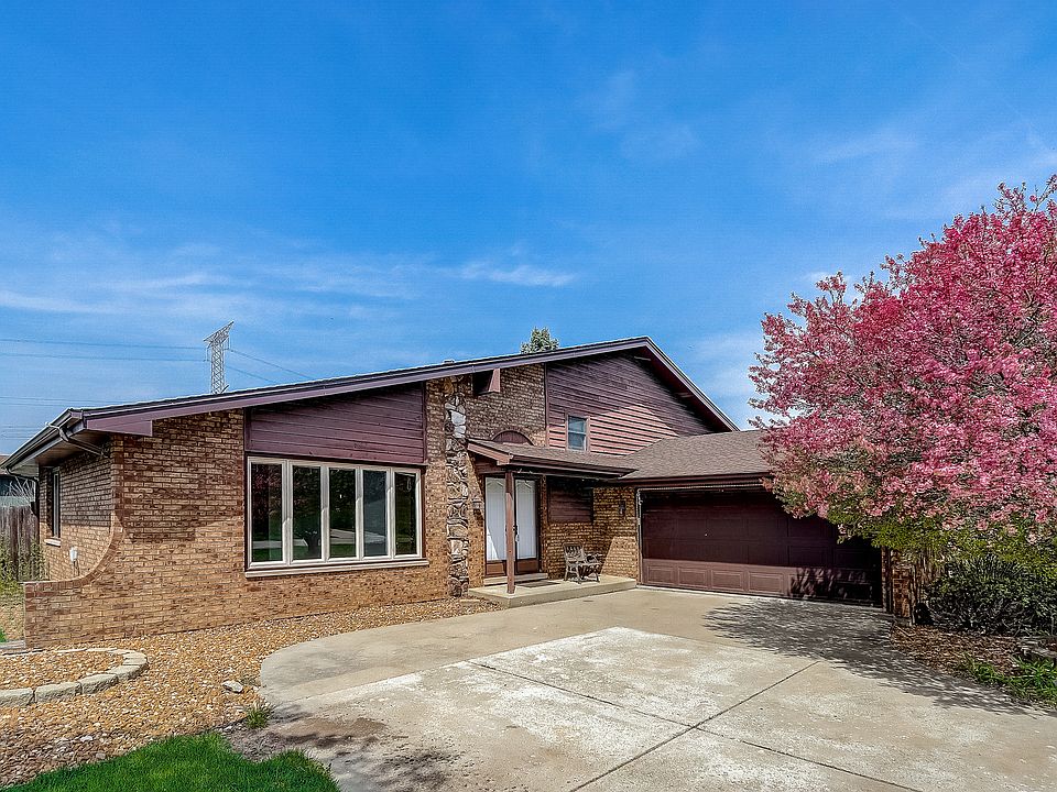 1st image of 15562 Maple Ct