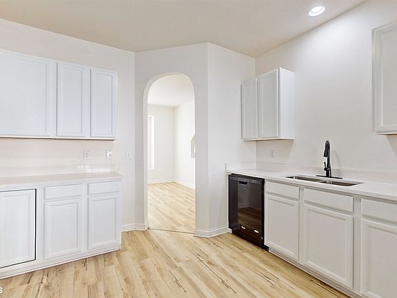 3rd image of 122 Melrose Ct