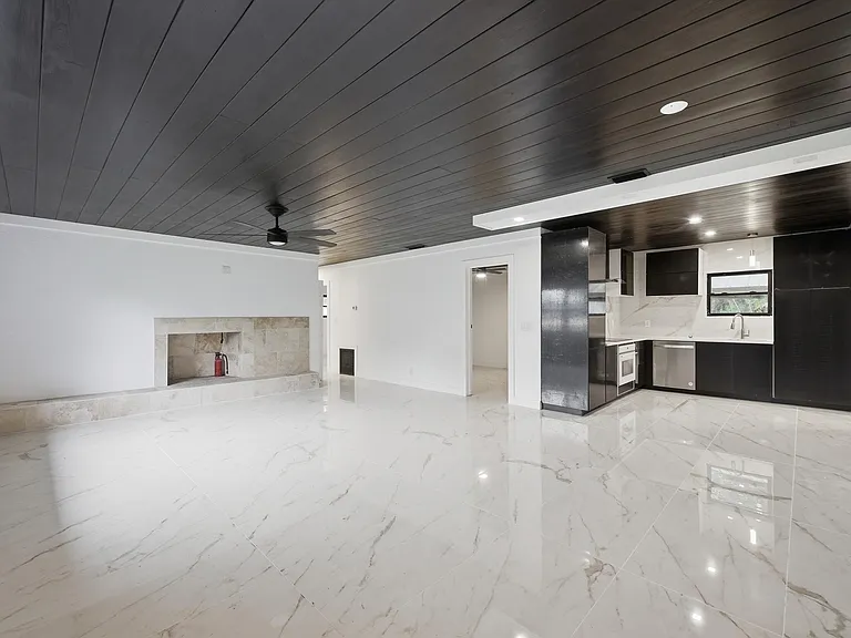 2529 Rainbow Dr — Photo 3