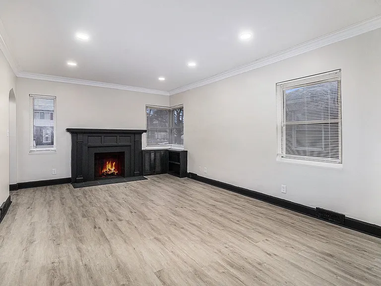 18613 Sussex St — Photo 2