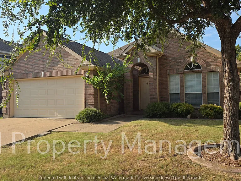3305 Woodbluff Ln — Photo 2