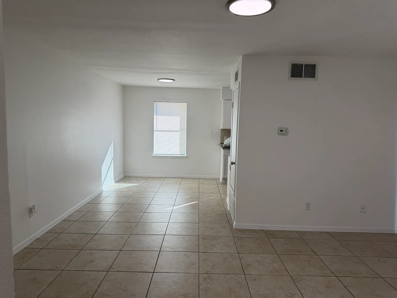2 bed, 800 sqft, $1,400 — Photo 3