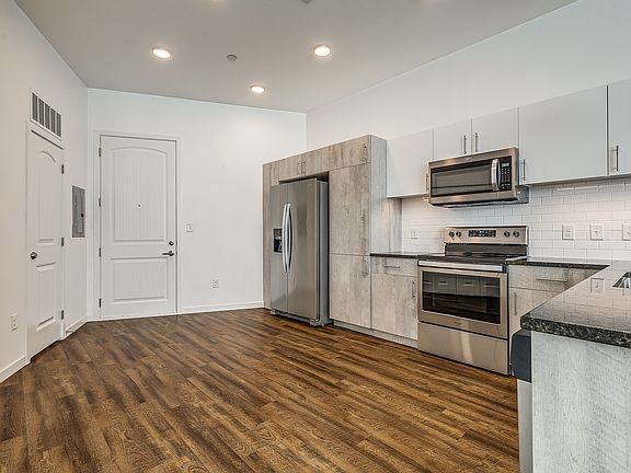 Studio (S4) - 727 Lofts