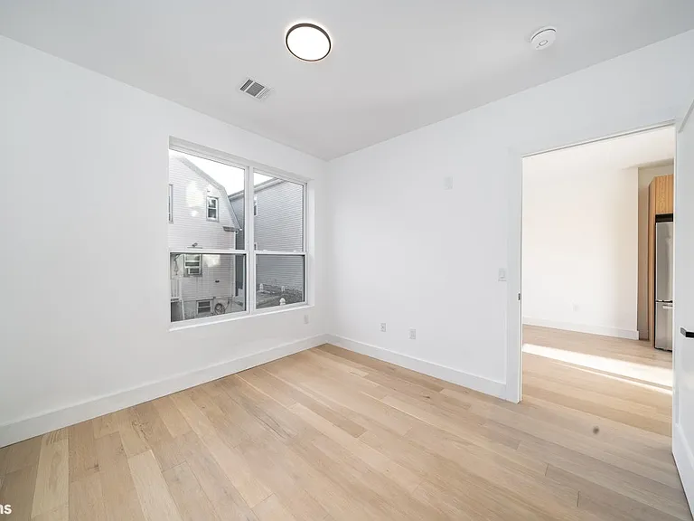 649 38th St #305 — Photo 9
